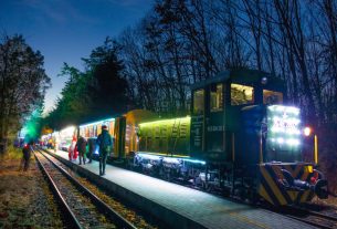 Mikulás a Zsuzsi gőzössel és a fényvonattal Debrecenben