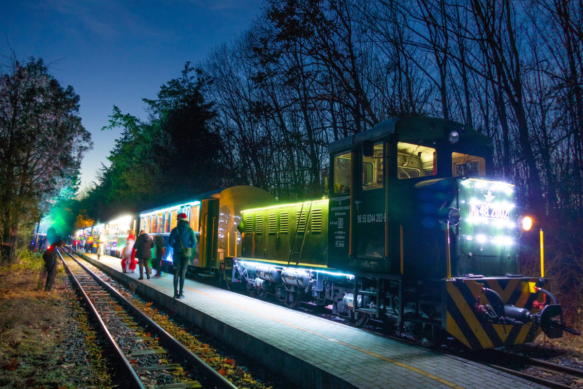 Mikulás a Zsuzsi gőzössel és a fényvonattal Debrecenben