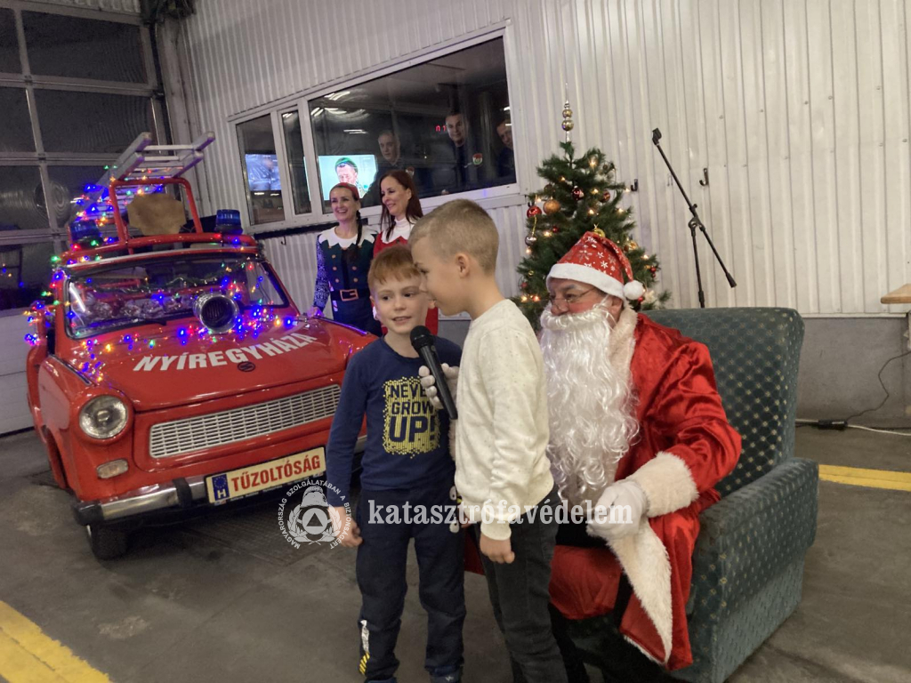 Tűzoltók gyermekeinek kedveskedett a Mikulás Nyíregyházán