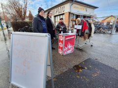 Szeged, Szikra Mozgalom, karácsonyi kabátgyűjtés, Mars téri piac, adomány