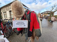 Szeged, Szikra Mozgalom, karácsonyi kabátgyűjtés, Mars téri piac, adomány