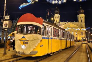 Mikulás villamos tette szebbé az autista gyerekek karácsonyát Debrecenben