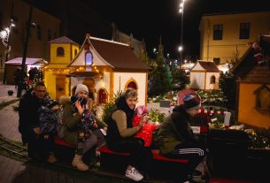 Elromlott az adventi kisvasút Debrecen belvárosában