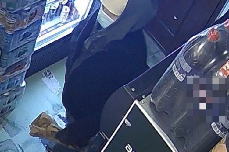 Nettó 1.000.000 forint nyomravezetői díj jár annak, aki segít megtalálni egy rablót Csongrád megyében