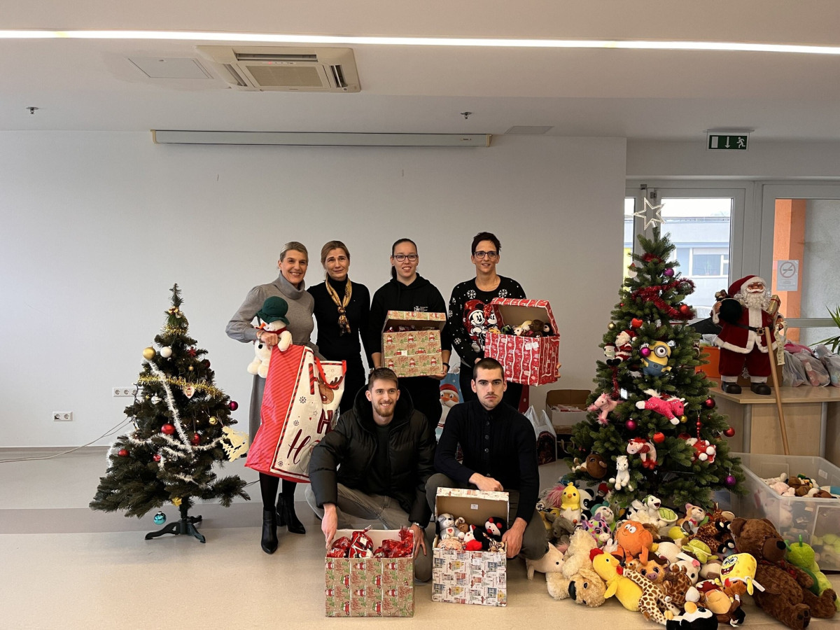 A Jósa András kórház kis betegeinek gyűjtöttek a nyíregyházi egyetemisták