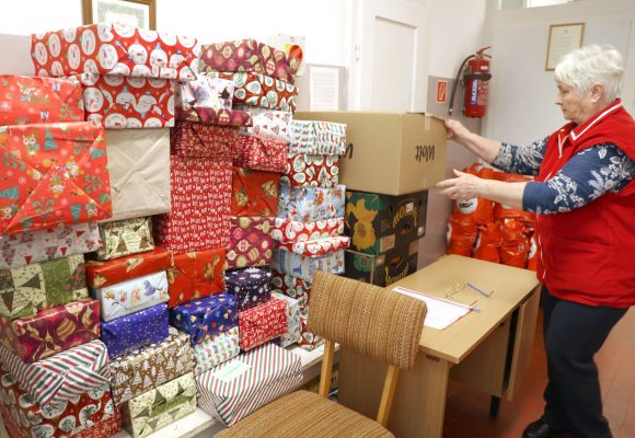 Szeged, Máltai Szeretetszolgálat, Máltai, karácsonyi csomag, csomagosztás, adomány, rászorulók, szegénység