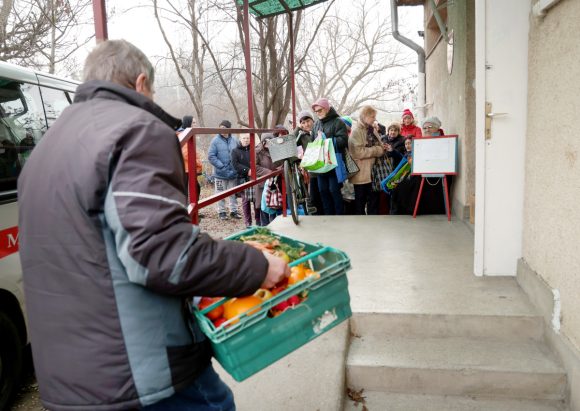 Szeged, Máltai Szeretetszolgálat, Máltai, karácsonyi csomag, csomagosztás, adomány, rászorulók, szegénység