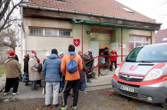 Szeged, Máltai Szeretetszolgálat, Máltai, karácsonyi csomag, csomagosztás, adomány, rászorulók, szegénység