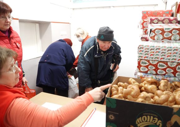 Szeged, Máltai Szeretetszolgálat, Máltai, karácsonyi csomag, csomagosztás, adomány, rászorulók, szegénység