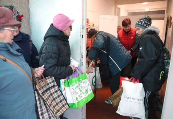 Szeged, Máltai Szeretetszolgálat, Máltai, karácsonyi csomag, csomagosztás, adomány, rászorulók, szegénység