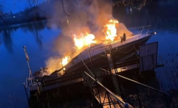 Porig égett egy hajó a Tiszán Rakamaznál