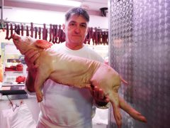 Szeged, szilveszter, vásárlás, bevásárlás, újév, malac, virsli, hús, lencse, pezsgő, duda, szerencse malac, szerencse, Mars téri piac