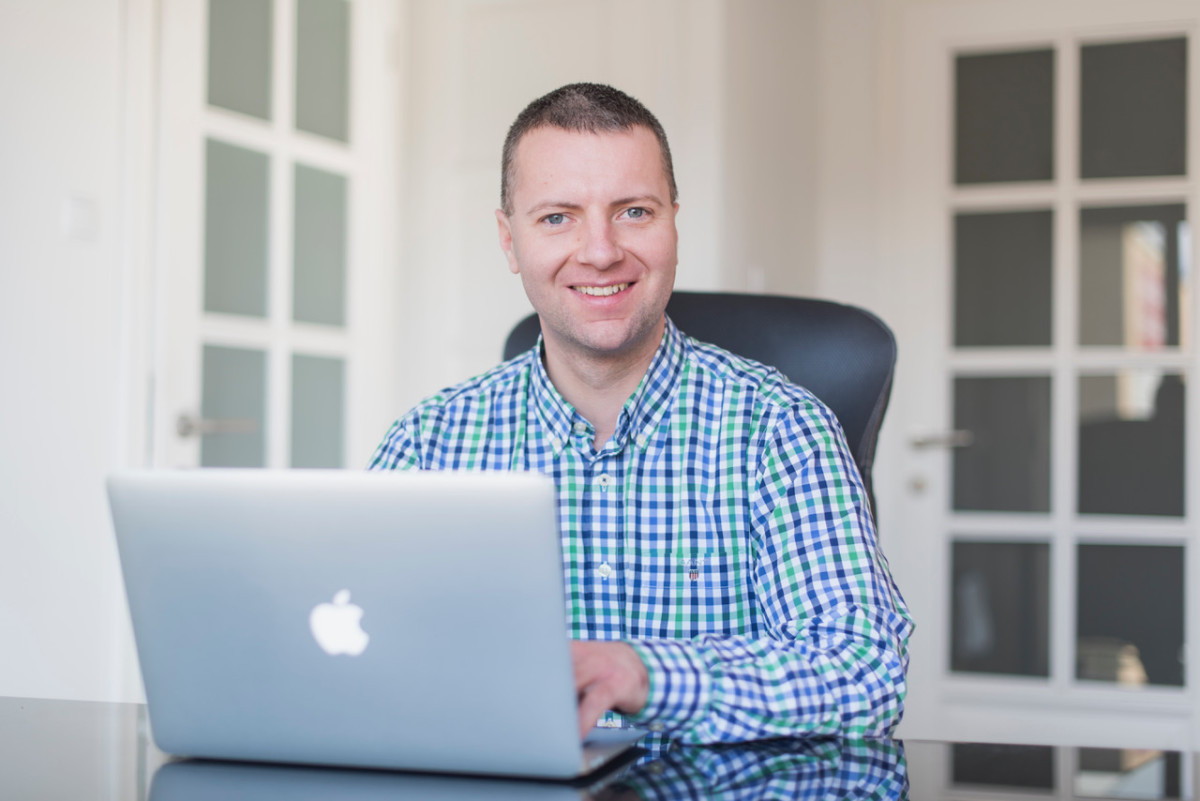 Pénzügyi szakértő. Bankok. Tranzakciók. Biztosdöntés. Gergely Péter.