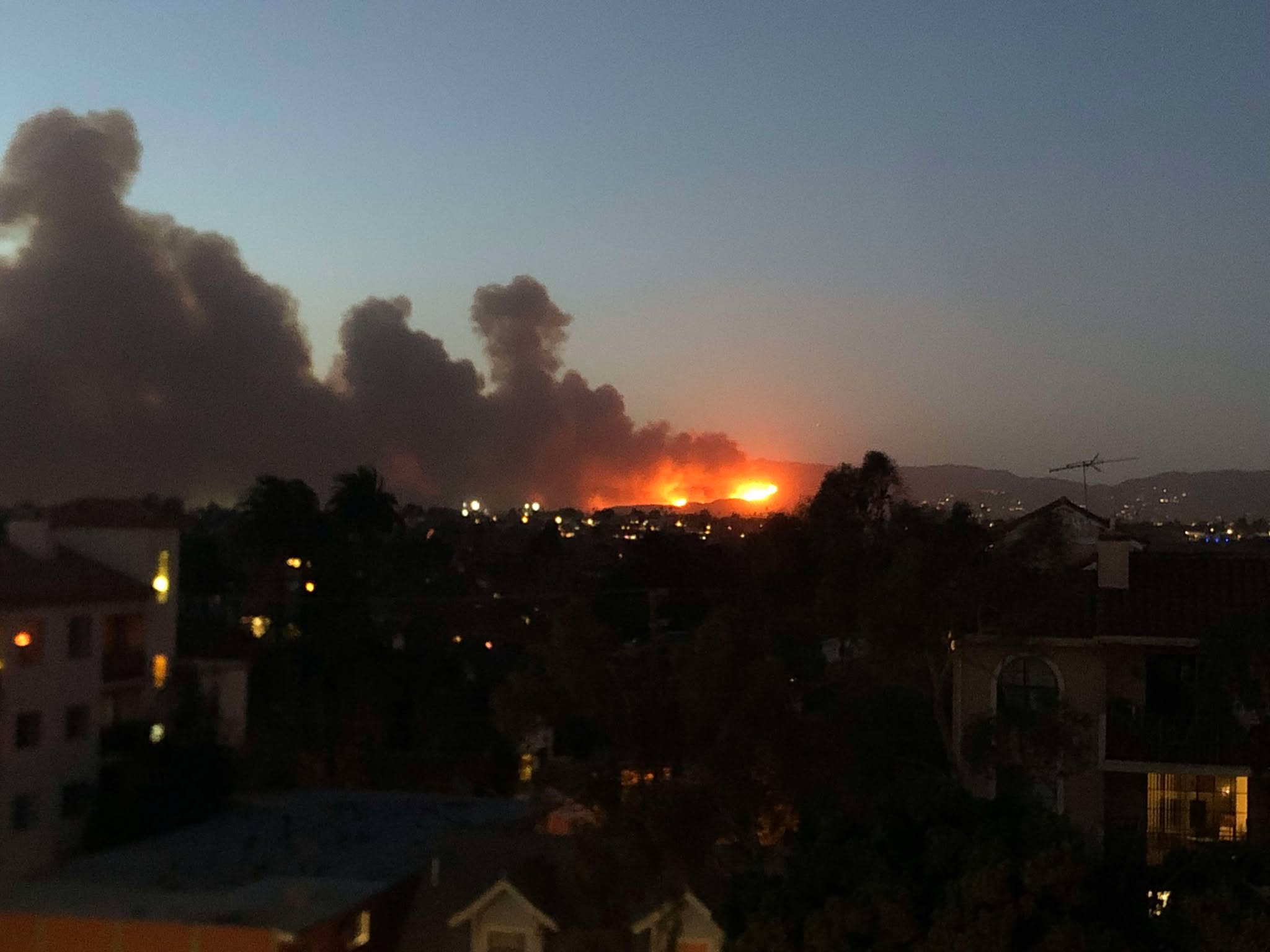 Halálos áldozatokat követelt a Los Angeles körül pusztító tűzvész