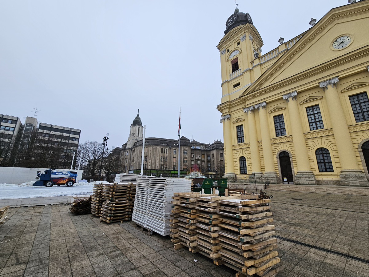Bontják a debreceni jégpályát