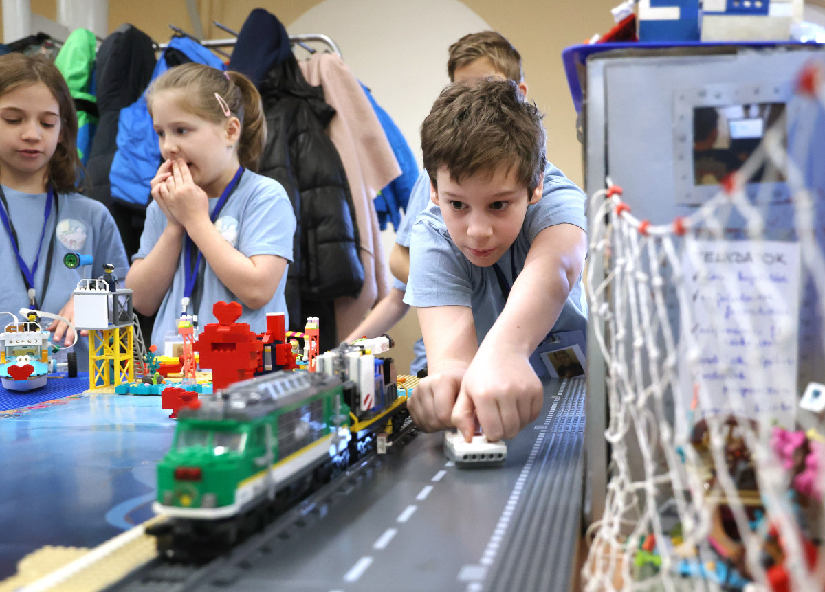 Szeged, FIRST LEGO League, LEGO robot verseny, verszeny, Kamara, LEGO-építés, robot, programozás, gyerekek