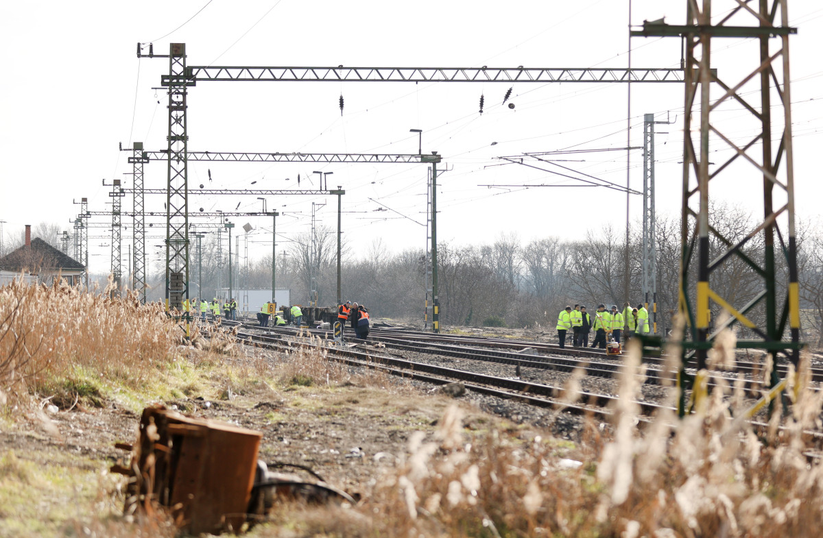 Szeged, MÁV, vasút, vonat, Szeged-Rendező állomás, kisiklott, tehervonat, sín, helyreállítás, Kecskés-telep, vasúti átjáró, közlekedés, forgalom