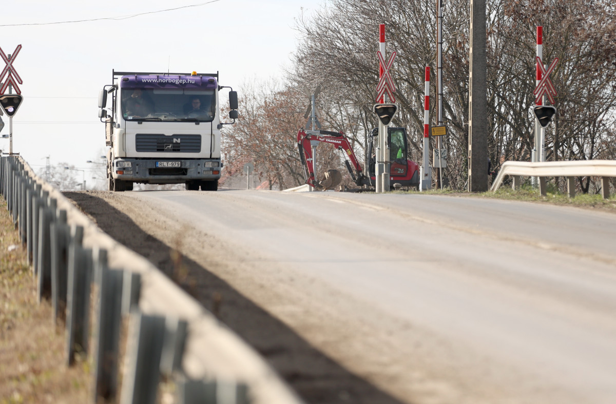 Szeged, MÁV, vasút, vonat, Szeged-Rendező állomás, kisiklott, tehervonat, sín, helyreállítás, Kecskés-telep, vasúti átjáró, közlekedés, forgalom