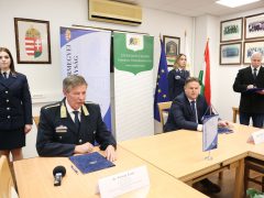 Szeged, Csongrád-Csanád Vármegye Önkormányzat, elektronikai eszközök , átadás Csongrád-Csanád Vármegyei Rendőr-főkapitányság, rendőrség