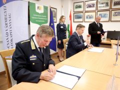 Szeged, Csongrád-Csanád Vármegye Önkormányzat, elektronikai eszközök , átadás Csongrád-Csanád Vármegyei Rendőr-főkapitányság, rendőrség