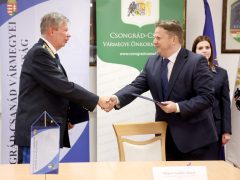 Szeged, Csongrád-Csanád Vármegye Önkormányzat, elektronikai eszközök , átadás Csongrád-Csanád Vármegyei Rendőr-főkapitányság, rendőrség