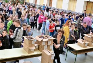 Gigaadományt kaptak a hajdúsámsoni iskolások