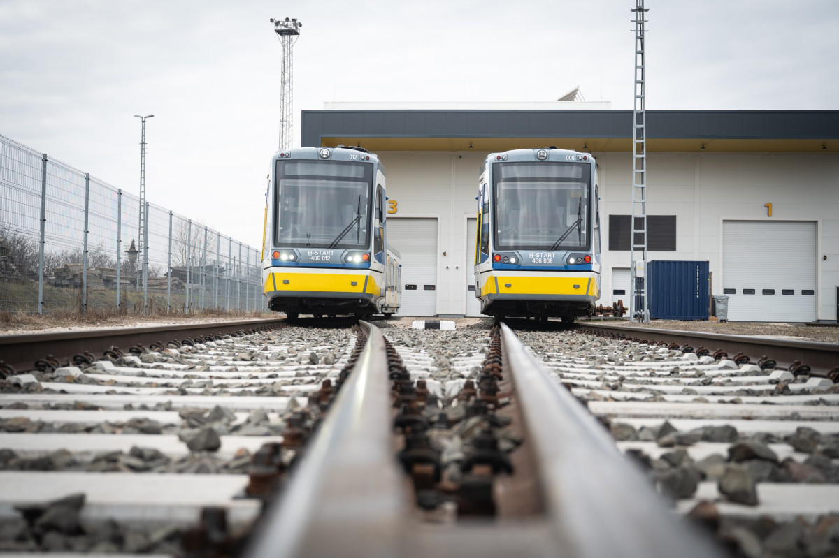 Még néhány nap és feltűnőbb színben jár a tram-train