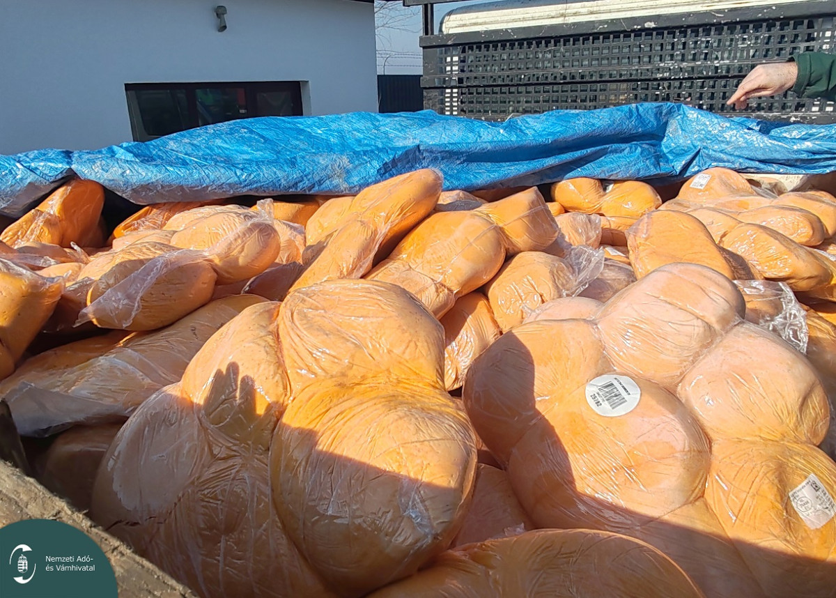 Lejárt szavatosságú sajttömbökkel teli kisteherautóra csaptak le a vámosok Szabolcsban