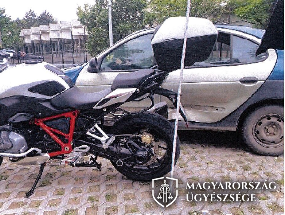 Figyelmetlen kanyarodásával okozott balesetet Debrecenben, vádat emelt az ügyészség