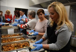 Meleg étellel és fánkkal kedveskedett a rászorulóknak a Debreceni Karitatív Testület