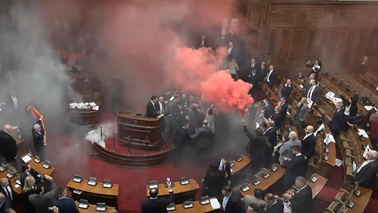 Verekedéssel akadályozta az ellenzék a szerbiai parlament ülését. Fotó: pannonrtv.com