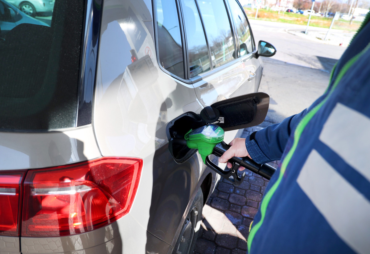 Szeged, tankolás, benzinkút, benzin, üzemanyag, gazdaság