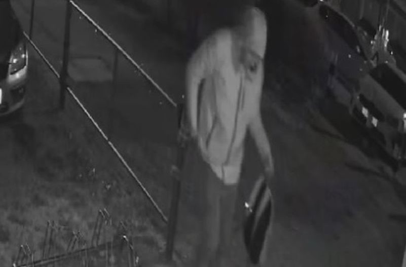 Kiszúrta a parkoló autók gumiját egy férfi Nyíregyházán