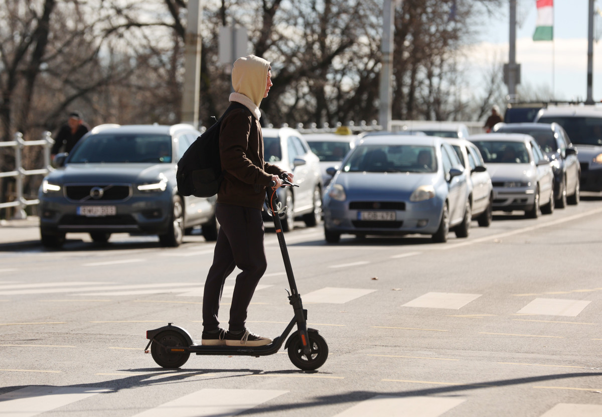 Szeged, roller, elektromos roller, közlekedés