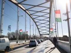 Szeged, március 15, fellobogózták, lobogó, zászló, Belvárosi híd