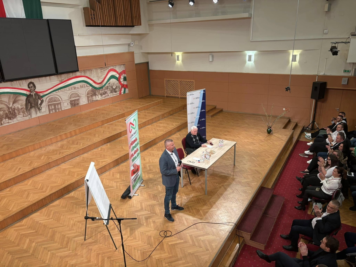 Teltház előtt beszélt Ruszin-Szendi Romulusz Nyíregyházán