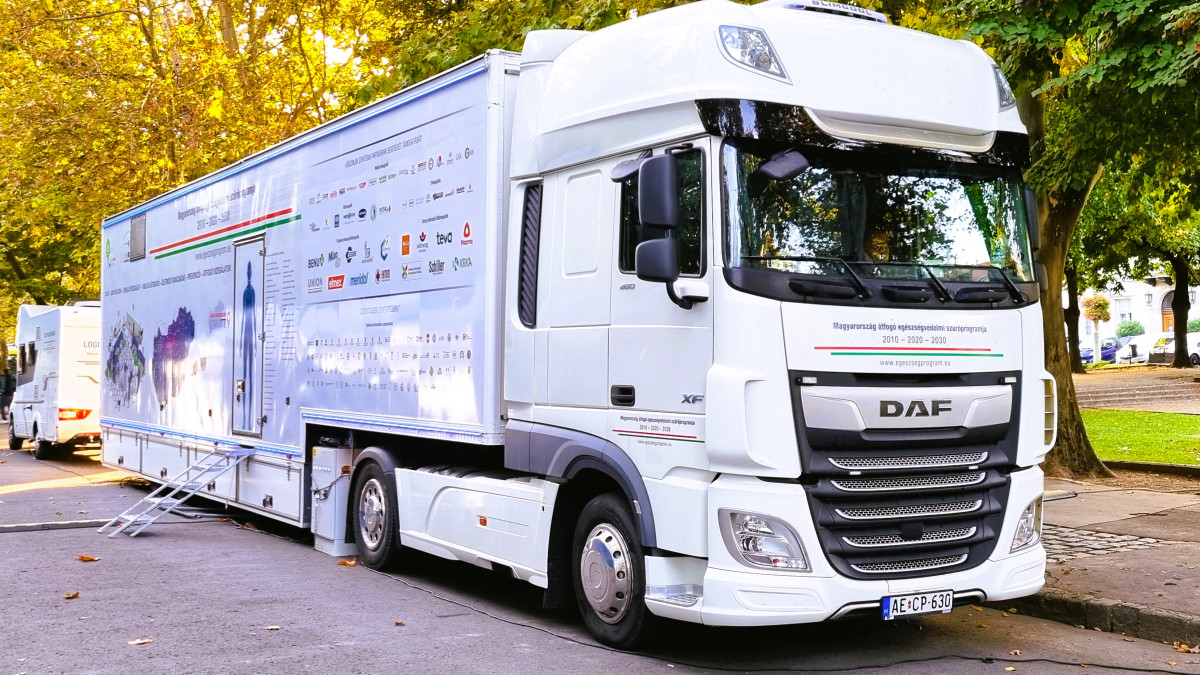 Ingyenes szűrővizsgálatok várják a szegedieket csütörtökön, a Széchenyi téren. Fotó: egeszsegprogram.eu