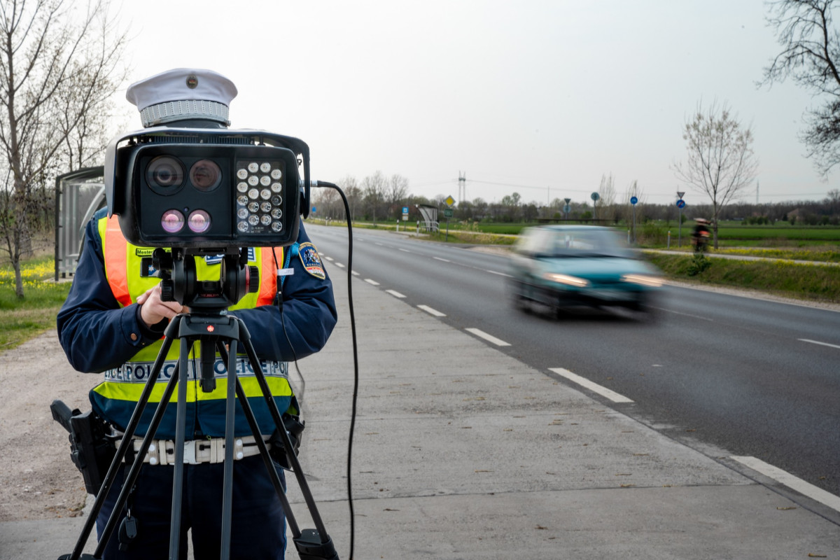 Rendőrség. Sebességmérés. Forgalom. Fotó: Magyar Rendőrség FB.