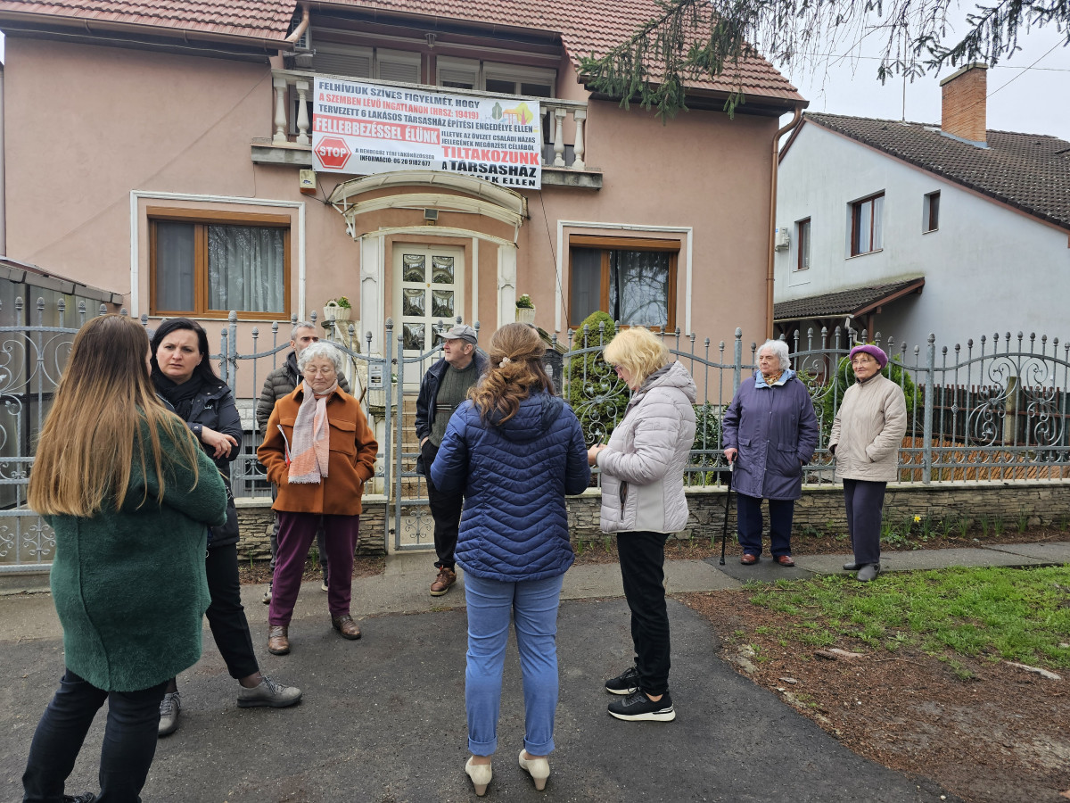 Társasházépítés ellen tiltakoznak az Úrrétje lakói Debrecenben