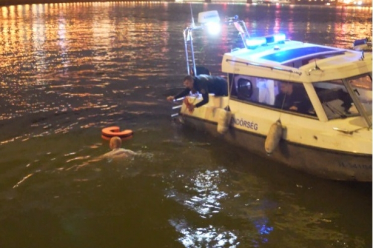 A Dunába ugrott Szabó Bálint a kedd esti budapesti demonstráció során, megállt a szíve, újra kellett éleszteni.