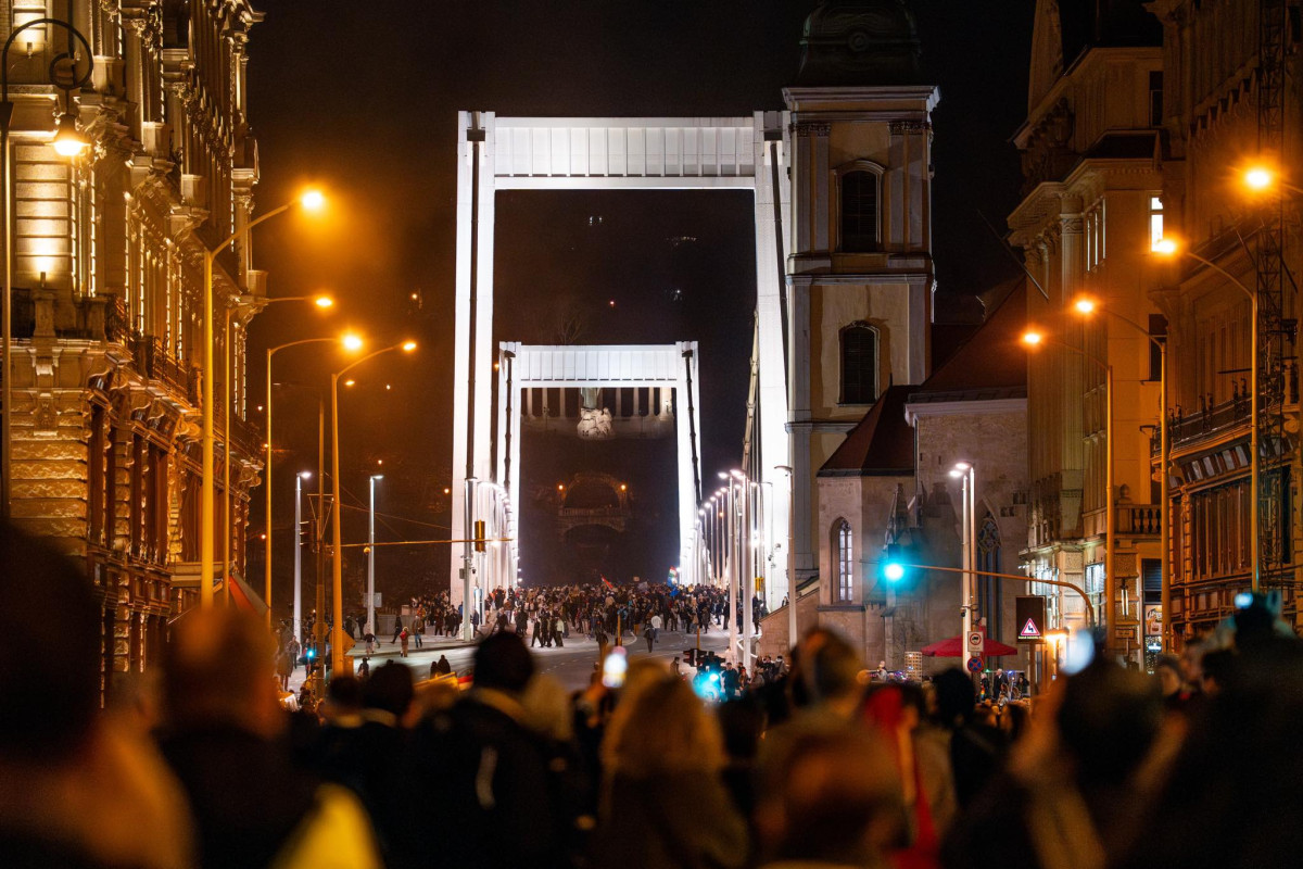 A gyülekezési törvény módosításának visszavonását követelték kedd este Budapesten. Hadházy Ákos FB.