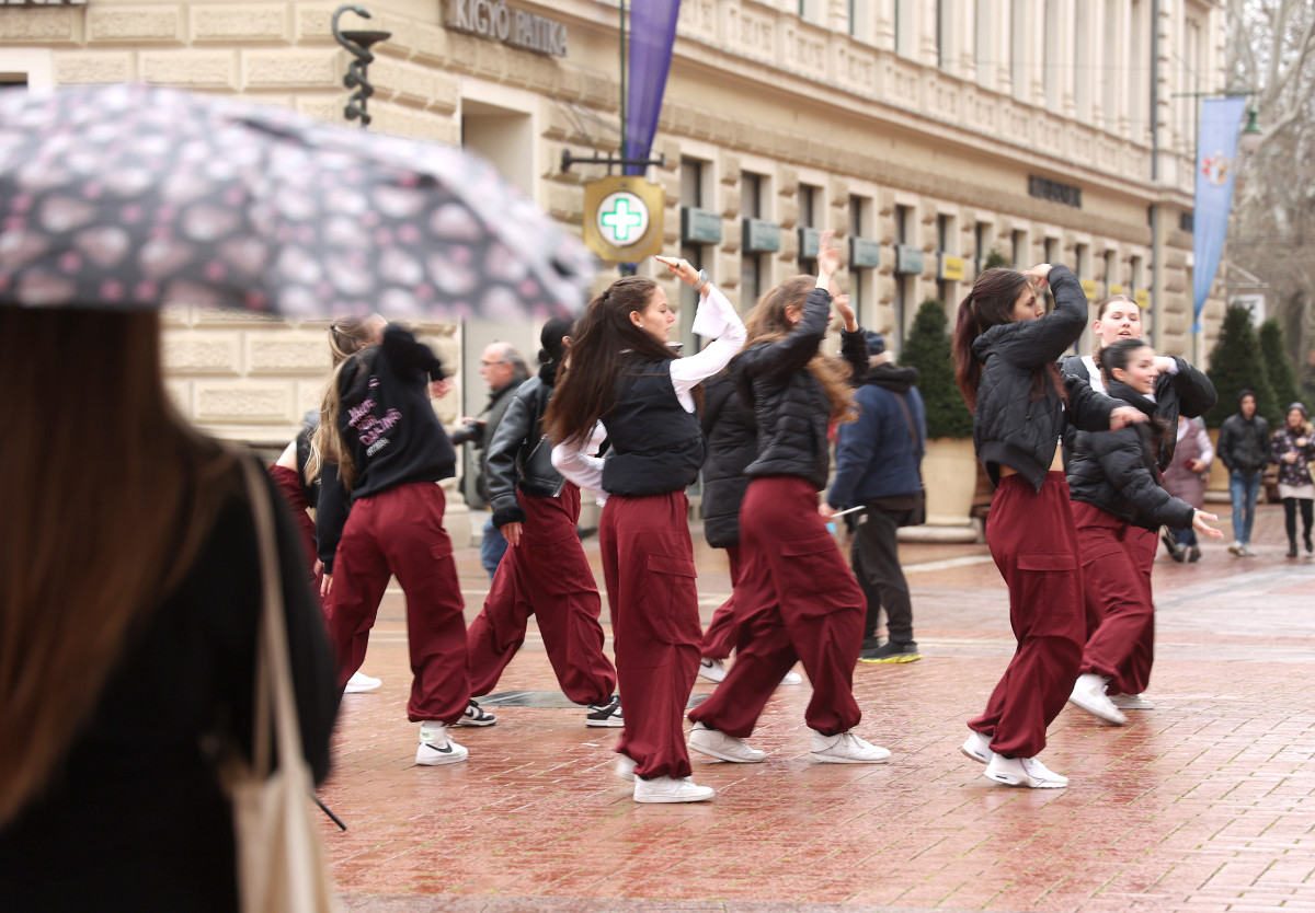 Szeged, Klauzál tér, Flash mob, gyermekvédelem, ÁGOTA, tánc