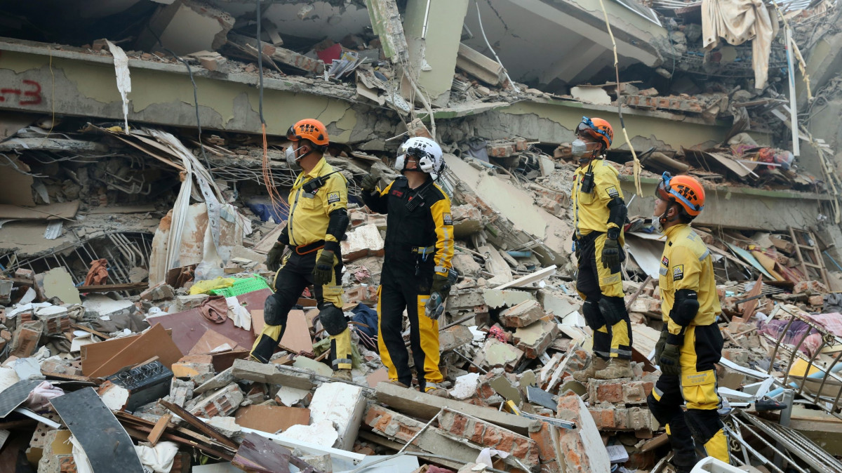 Túlélőkre bukkantak Mianmarban négy nappal a pusztító földrengés után. Fotó: hirado.hu