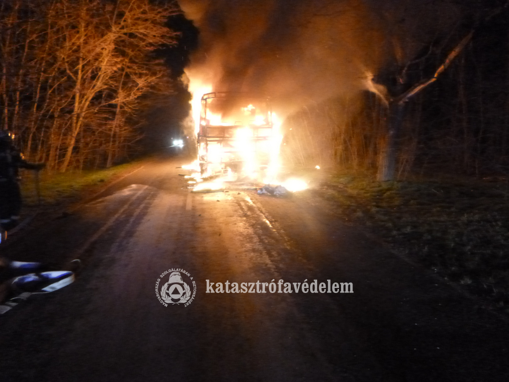 Kigyulladt egy Debrecenből Hajdúsámsonba tartó távolsági busz