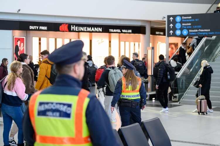 Fokozott ellenőrzésbe kezdenek a budapesti repülőtéren. Fotó: police.hu
