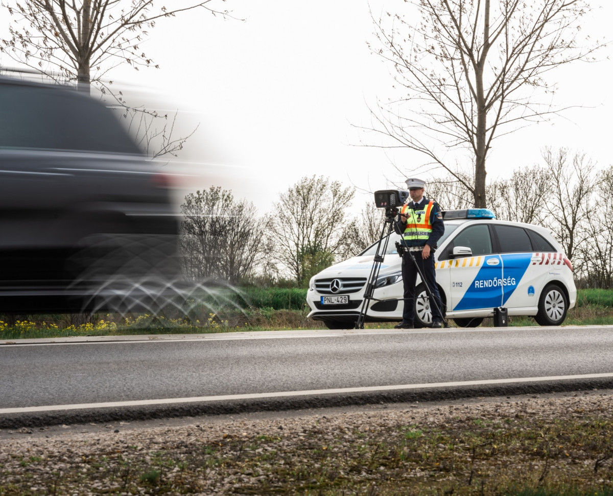 Rendőrség. Sebességmérés. Forgalom. Fotó: Magyar Rendőrség FB.