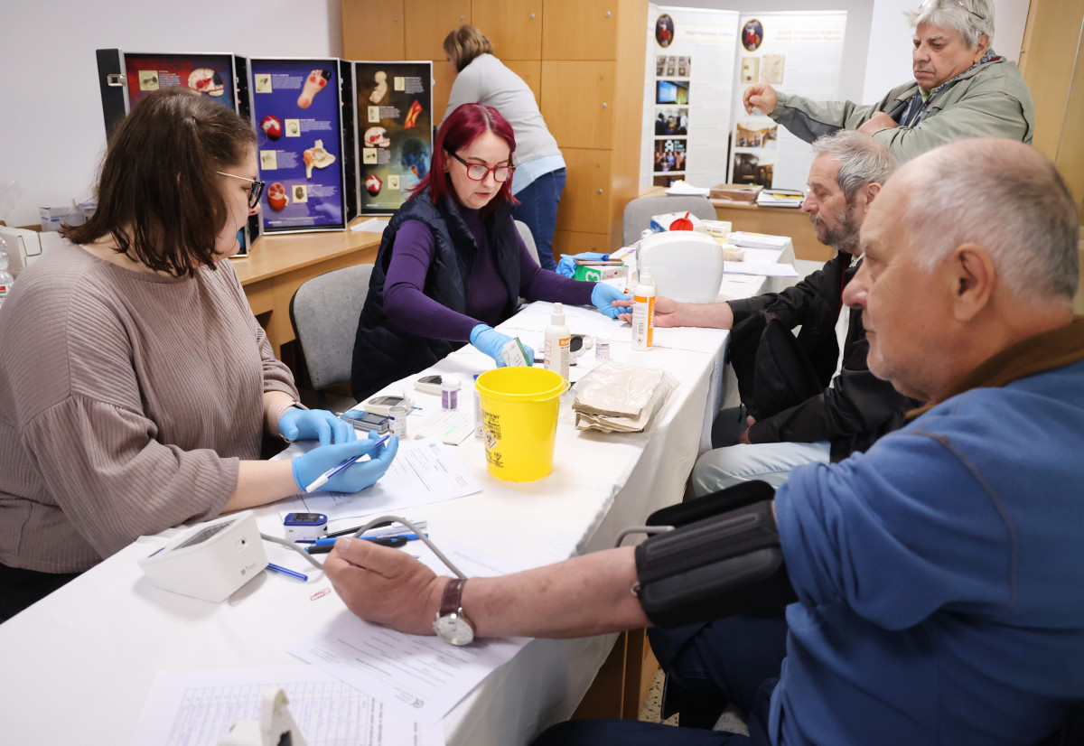 Szeged, Szegedi Orvostanhallgatók Egyesülete, szűrőbusz, szűrés, vizsgálat, egészségügy, Dóm tér