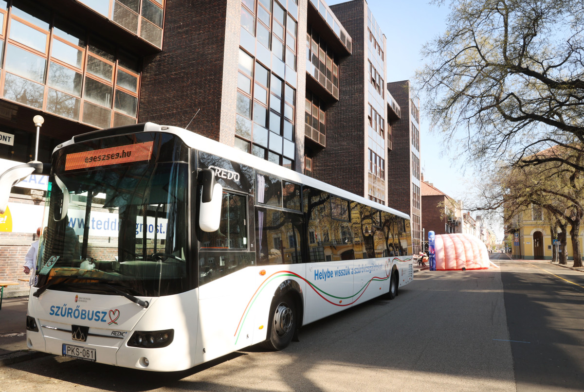 Szeged, Szegedi Orvostanhallgatók Egyesülete, szűrőbusz, szűrés, vizsgálat, egészségügy, Dóm tér