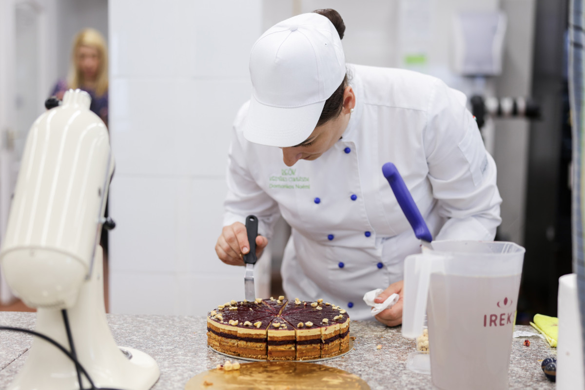 2025 szelet tortával készül a Reök Cukrászda az ÁGOTA Futásra. Fotó: REÖK Kézműves Cukrászda hivatalos Facebook-oldala