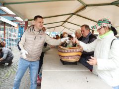 Szeged, tavasz, virágosztás, önkormányzat, Szent István tér